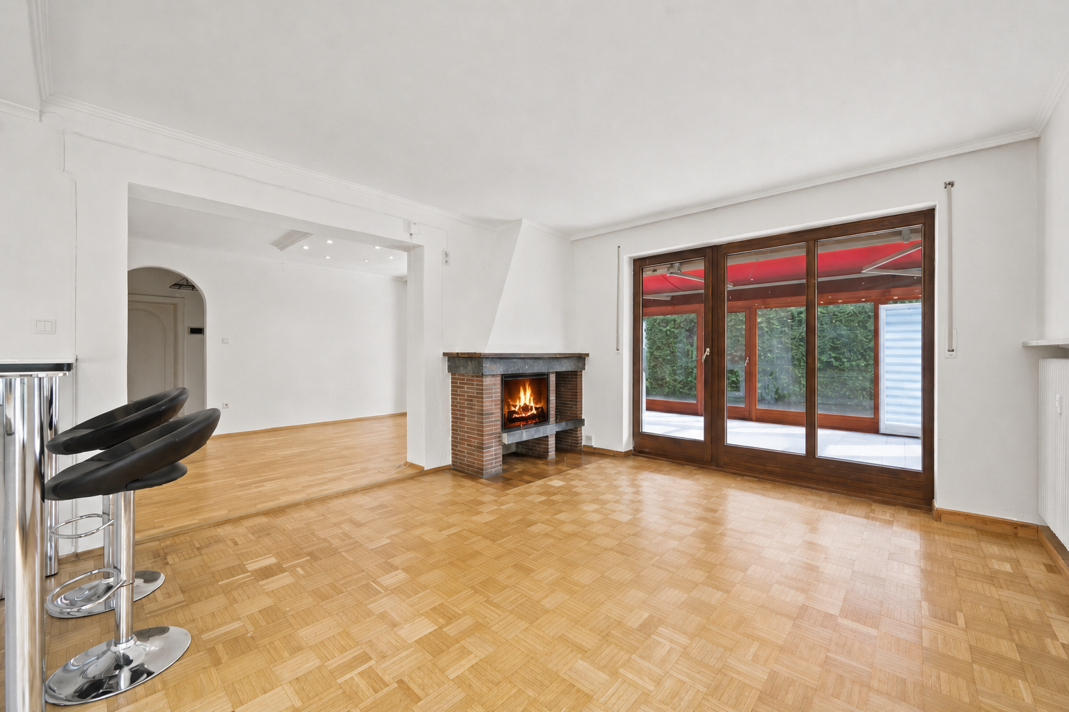 Wohnzimmer mit Kamin, Mehrfamilienhaus Vinzenz-Schüpfer-Straße 16 in München-Forstenried – zum Verkauf