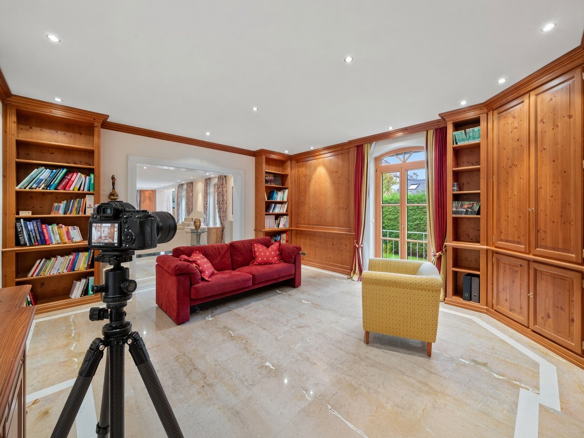Fotokamera im vorbereiteten Wohnzimmer der Villa