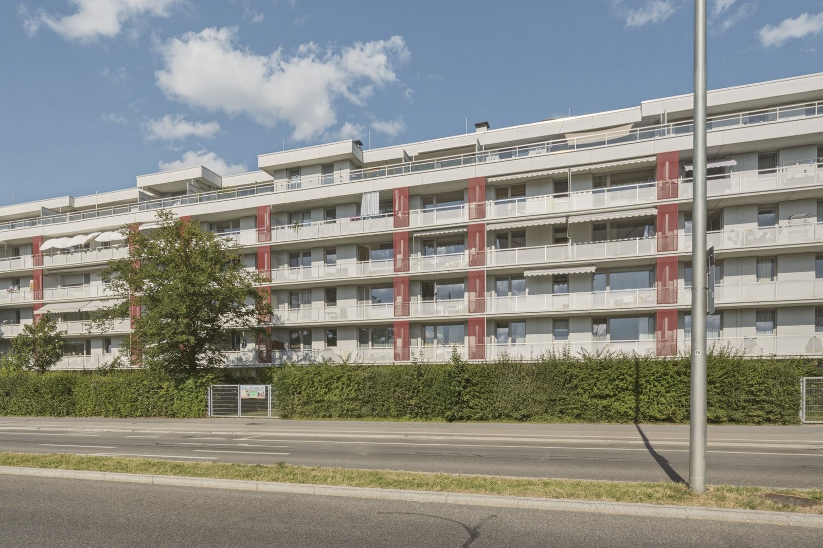 Wohnanlage von der Straße
