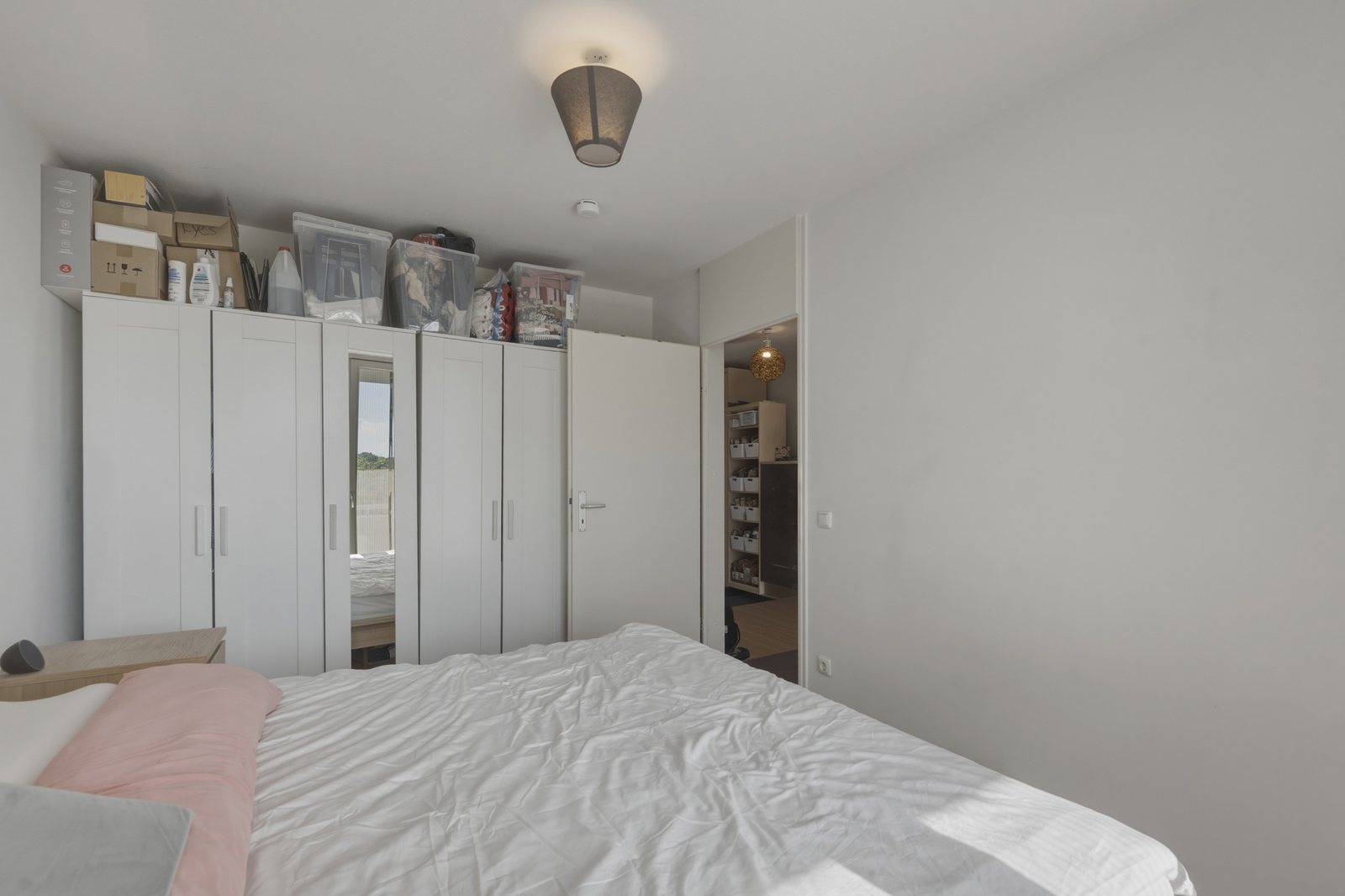 Schlafzimmer mit Schrank